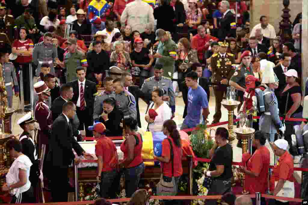 Mourners walk beside the coffin containing the body of Venezuela's late President Hugo Chavez on display during his wake, Caracas, Venezuela, March 7, 2013. (Miraflores Press Office)