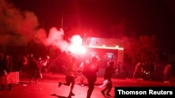 Manifestantes se enfrentan a la policía en Lima tras la destitución del presidente Martín Vizcarra el pasado mes de noviembre.