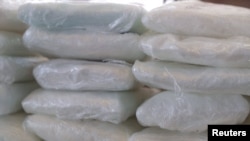 Durante una rueda de prensa en Port of Nogales, Arizona, el 31 de enero de 2019, Aduanas y Protección Fronteriza de EE. UU. exhibe paquetes de fentanilo en forma de polvo confiscados en un camión proveniente de México. Foto de prensa del gobierno de EE.UU. via Reuters.