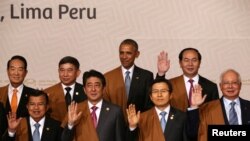 20일 페루 리마에서 폐막한 APEC 정상회의에서 바락 오바마 미국 대통령을 비롯한 정상들이 기념촬영을 하고 있다.