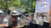 La policía mantuvo retenidas a las mujeres, por al menos dos horas, dentro de las instalaciones privadas para impedir cualquier protesta en la vía pública. (Foto Daliana Ocaña)