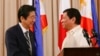 Thủ tướng Nhật Shinzo Abe (trái) và Tổng thống Philippines Rodrigo Duterte trong chuyến thăm chính thức 2 ngày của ông tới Philippines, ngày 12/1/2017.