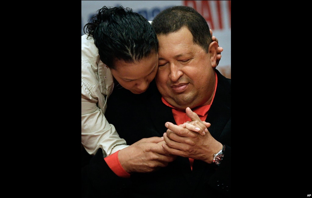 Ch&aacute;vez comparte con su hija Rosa durante un concierto en su honor en el teatro Teresa Carreno, en Caracas, el 23 de febrero de 2012.