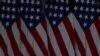 El doctor Fauci escucha al presidente Donald Trump hablar en la Casa Blanca, en Washington D.C., durante una reciente rueda de prensa. 