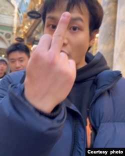 列斯手足連線在英國時間11月30日到列斯市中心Briggate大街進行默站抗議期間，被一名小粉紅騷擾。（圖片來源：列斯手足連線 HongKongers in Leeds 臉書網頁）