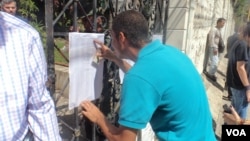 Un hombre revisa el número de su mesa electoral para ingresar a sufragar en Venezuela. [Foto: Alvaro Algarra, VOA].