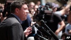 Archivo - El organizador de la protesta "Unite The Right" Jason Kessler intenta hablar en una conferencia de prensa frente al Ayuntamiento de Charlottesville en Charlottesville, Virginia, el 13 de agosto de 2017. Kessler encabeza una protesta similar en Washington D.C, el domingo 12 de agosto, en el primer aniversario del mitin de nacionalistas blancos que derivó en violencia en Charlottesville, Virginia.