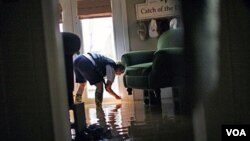 Sherry Rose mide el nivel de agua dentro de su casa, en Holly Grove, en el estado de Arkansas.