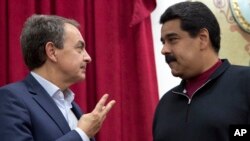 El expresidente del gobierno español José Luis Rodríguez Zapatero (izq.) con el presidente de Venezuela Nicolás Maduro, en Caracas, en el Palacio de Miraflores, el 5 de diciembre de 2015.