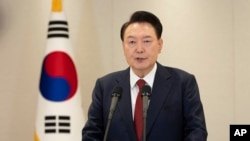 ARCHIVO - En esta fotografía proporcionada por la Oficina Presidencial de Corea del Sur, el presidente surcoreano Yoon Suk Yeol habla en la oficina presidencial en Seúl, Corea del Sur, el 12 de diciembre de 2024. 