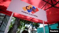 Vista de un punto de actualización de datos de votantes venezolanos en Caracas, el 19 de marzo de 2024. El poder electoral acaba de decidir las admisiones de candidaturas para la presidencial del 28 de julio.
