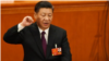 Xi Jinping jura el cargo de presidente chino tras ser reelegido para un segundo mandato, este sábado 17 de marzo en el Gran Palacio del Pueblo de Pekín © FOTO: AFP / Greg Baker