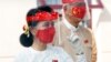 ​អ្នកស្រី Aung San Suu Kyi ពាក់ម៉ាស់ និងរនាំងការពារមុខ ក្នុងយុទ្ធនាការឃោសនាការបោះឆ្នោត នៅរដ្ឋធានីណៃពិដោ ប្រទេសមីយ៉ាន់ម៉ា កាលពីថ្ងៃទី៨ ខែកញ្ញា ឆ្នាំ២០២០។