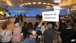 Grupos que se oponen a la ley de prohibición de viaje de Donald Trump consideran que no incluir a abuelos y nietos como parientes cercanos "es absurdo". 