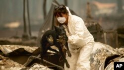 Rescatistas buscan víctimas entre los escombros tras el mortífero incendio conocido como Camp Fire. 
