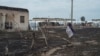 Talibanski borac stoji na straži nad predatim afganistanskim snagama bezbednosti u gradu Gazni, jugozapadno od Kabula, u Avganistanu, nakon što su talibani završili sa preuzmanjem južnog dela zemlje. 13. avgust, 2021. ( Foto: Gulabudin Amiri / AP )