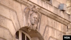 The bust of an African head is carved into a building in Bordeaux, France. (L. Bryant/VOA)