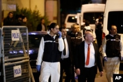 Investigadores de la policía turca llegan al Consulado de Arabia Saudí en Estambul tras la desaparición del periodista saudí Jamal Khashoggi en el consulado a principios de mes. Oct. 15, 2018.