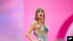 ARCHIVO - Taylor Swift actúa en el estadio de Wembley como parte de su gira Eras, el 21 de junio de 2024, en Londres. 