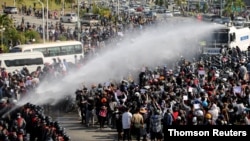 Las protestas contra el golpe militar en Myanmar se han centrado en las principales ciudades del país. La Junta militar ha decretado un toque de queda desde el lunes 8 de febrero.