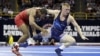 Jordan Burroughs lucha contraAndrew Howe en las pruebas de selección para el equipo Olímpico estadounidense.