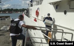 Agentes del Servicio de Guardacostas transfieren custodia de sospechoso de narcotráfico y fardos de droga en Santo Domingo, República Dominicana. Diciembre, 2016.