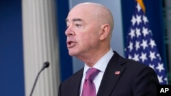 El secretario de Seguridad Nacional, Alejandro Mayorkas, habla durante una conferencia de prensa, el 15 de julio de 2024, en la Casa Blanca en Washington.