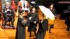 港浸大学生会抗议校长促毕业礼撑黄伞
