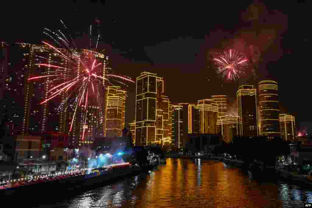 Kembang api menerangi langit menandai dimulainya Tahun Baru di Makati, Metro Manila, Filipina, 1 Januari 2025. (AFP)&nbsp;