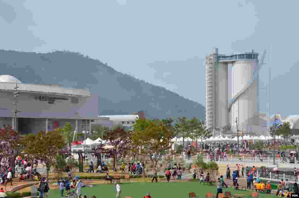 A pair of old 67-meter high cement silos were transformed into the Sky Tower containing the "world's loudest" pipe organ, Yeosu, South Korea, June 9, 2012. (S.L. Herman/VOA)