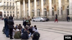 A school group gathers in front of the opera house in Bordeaux, France, where there is a fresco depicting a chained slave. (L. Bryant/VOA)