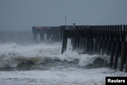 Las olas se estrellan contra un muelle en la playa de Panama City, Florida, cuando el huracán Michael se aproximaba a la costa. Octubre 10 de 2018. Reuters/Jonathan Bachman.