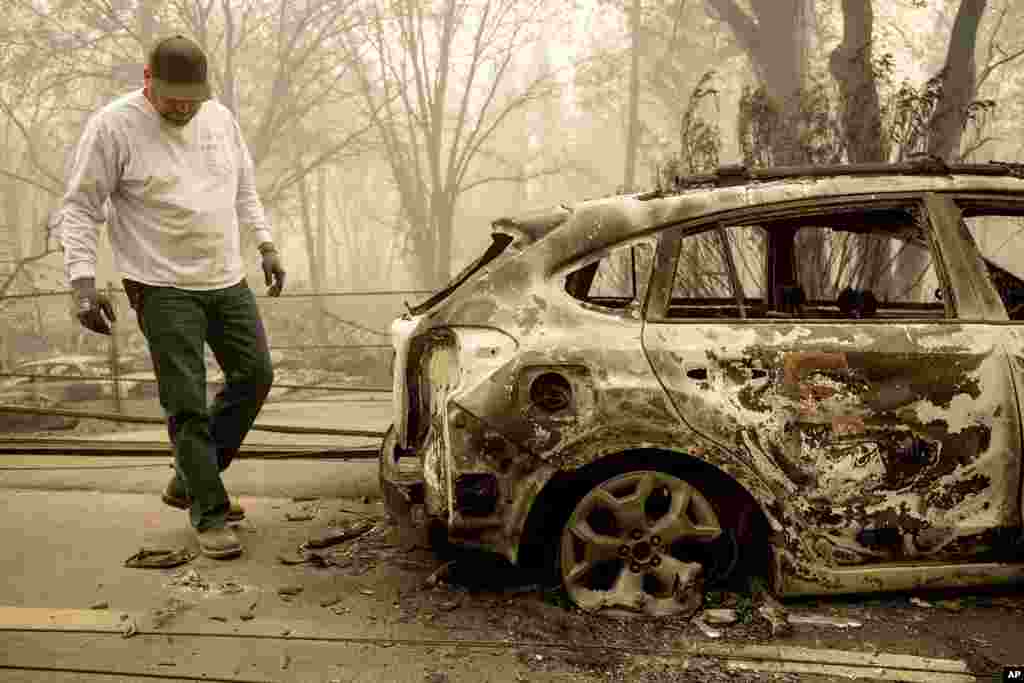 Eric England revisa el vehículo de un amigo en Pearson Rd. después que un incendio destruyó el lugar en Paradise, Calif., Nov. 10, 2018. No quedó mucho en el pueblo, luego del feroz incendio que arrasó la población del norte de California mientras los residentes huían y vecindarios enteros fueron quemados en su totalidad.&nbsp;