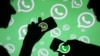Hombres posan con teléfonos inteligentes frente al logotipo de Whatsapp que se muestra en esta ilustración el 14 de septiembre de 2017. REUTERS / Dado Ruvic