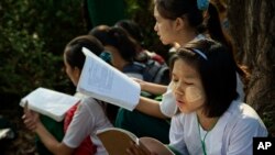 စာမေးပွဲခန်းဝင်ခါနီး စာကျက်နေပုံ။