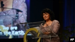 La activista hondureña Berta Cáceres durante la ceremonia en San Francisco, California, donde recibió el Premio Ambientalista Goldman, en abril de 2015.