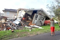 Un lugareño se lamenta del desastre material en la ciudad de Nueva Orleans causado por el huracán Ida el 29 de agosto de 2021.