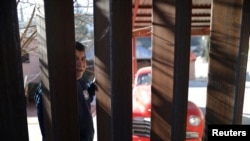 Un hombre en Nogales, Sonora, México, mira a través de la valla fronteriza hacia Nogales, Arizona, el 31 de enero, de 2017.