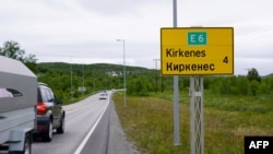 Дорожній знак поблизу норвезького міста Кіркенес неподалік єдиного пункту перетину кордону між Норвегією та Росією, 6 липня 2023 року. (Фото Джеймса БРУКСА / AFP)