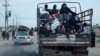 Nhiều người Palestine rời khỏi Rafah vì lo sợ cuộc tấn công quân sự sẽ xảy ra theo kế hoạch của Israel nhắm vào nơi ẩn náu cuối cùng của họ tại Dải Gaza, ngày 13/2/2024.