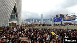 Miles marcharon por las calles de Tsim Sha Tsui, un barrio muy concurrido por turistas chinos, en la parte continental de Hong Kong.