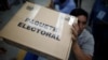 Un voluntario maneja las boletas en un almacén antes de las elecciones presidenciales en San Marcos, El Salvador, 1 de febrero de 2019.