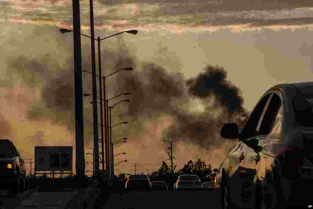El humo de los autos en llamas se eleva en medio del tiroteo en Culiacán.