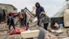 Raseljeni Palestinci ispituju štetu na šatorima posle izraelskog bombardovanja izbegličkog kampa u Rafi (Foto: SAID KHATIB / AFP)