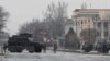 Військові на перепускному пункті в Алмати 7 січня 2022 р.