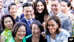 資料照片： 2022 年5 月17 日，在華盛頓白宮玫瑰園舉行的慶祝亞裔美國人、夏威夷原住民的招待會上，副總統賀錦麗與夏威夷州民主黨參議員馬齊·希羅諾（左）及其他人合影。