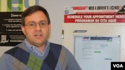 Pablo Blank de Casa de Maryland explica cómo funcionan los kioskos gratuitos y en español para conseguir una cita en el MVA.