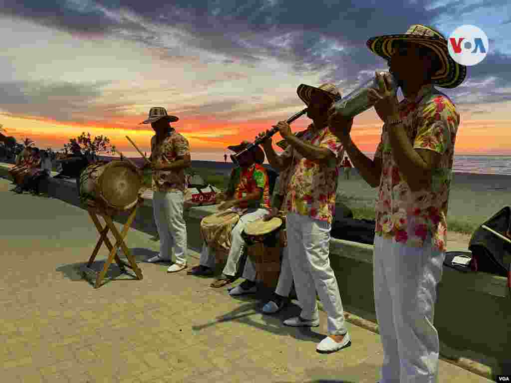 M&#250;sicos tocan la cumbia, mientras cae la tarde, en el malec&#243;n del municipio caribe&#241;o de Ci&#233;naga, Colombia.