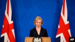 La primera ministra del Reino Unido, Liz Truss, durante una rueda de prensa en Downing Street, Londres, el 14 de octubre de 2022.