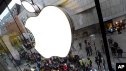 Público frente a una tienda Apple en Munich esperando lanzamiento de iPhone 6. 
